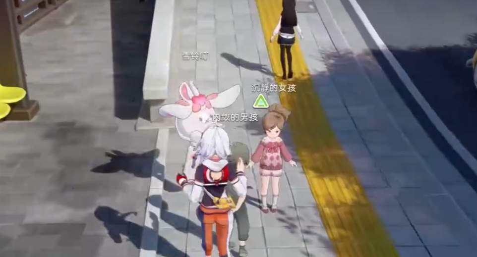 主干道东侧三名孩童站立，背景为旧镇街道