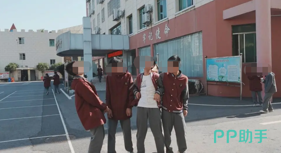 完蛋我被男同学包围了游戏截图-角色特写与弹幕氛围